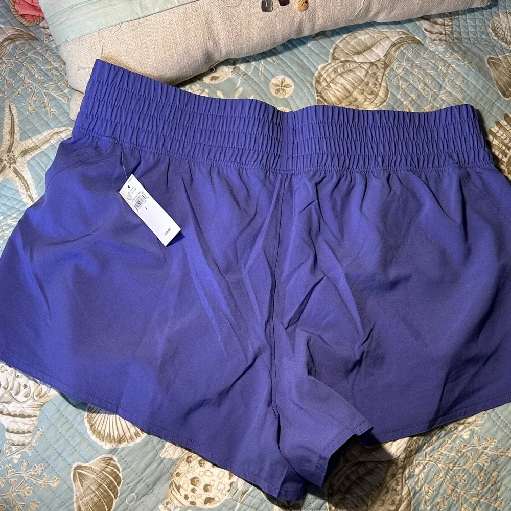 GAP Women's Iris Athletic Shorts - Picture 3 of 4